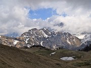 63 Corno Branchino visibile, Corna Piana e Arera nelle nuvole 